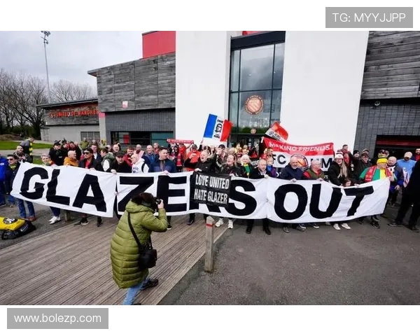 曼联老球迷被迫让座引争议 曼联老球迷被迫让座引争议